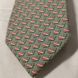 Vineyard vines whale tie